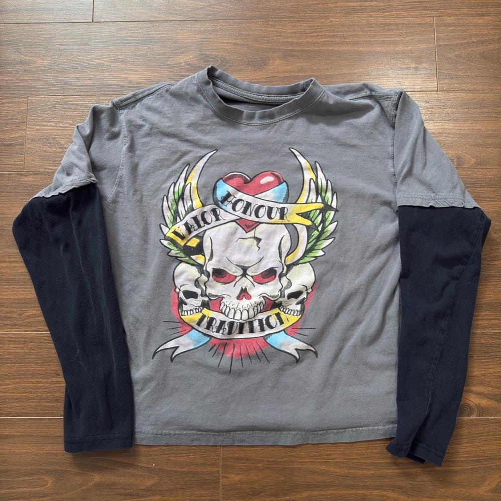Gray Long Sleeve Skull Graphic Tee